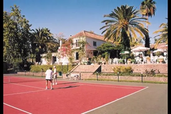 Club de Tenis y Padel Lew Hoad — instalación deportiva