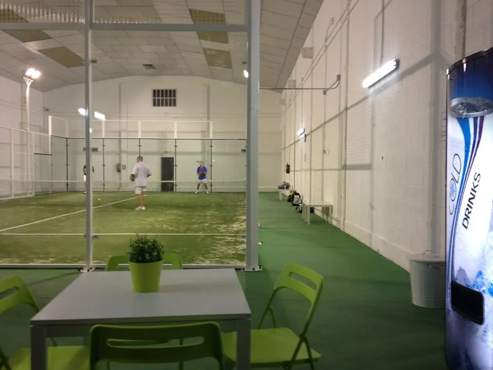 Padel Indoor 24h — instalación deportiva