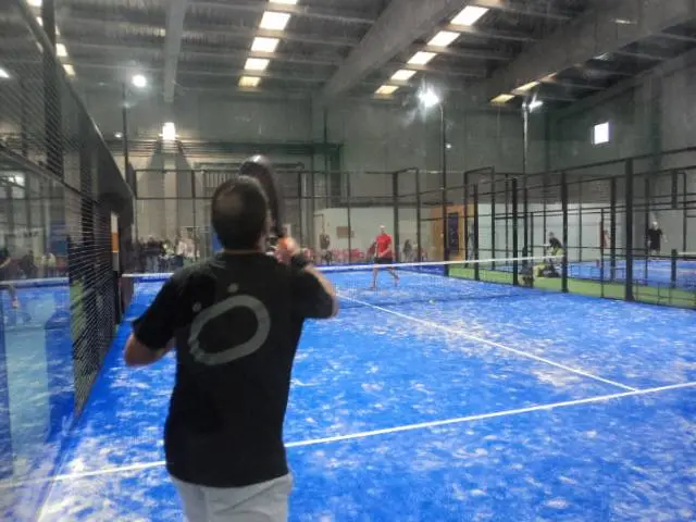Padel Indoor Tona — instalación deportiva