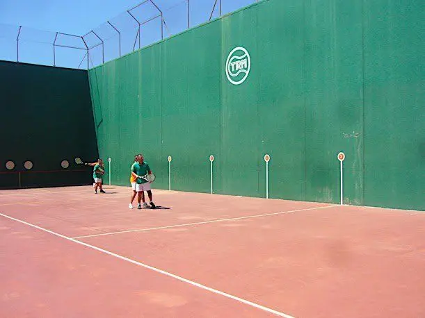 Club Tennis Monterols — instalación deportiva
