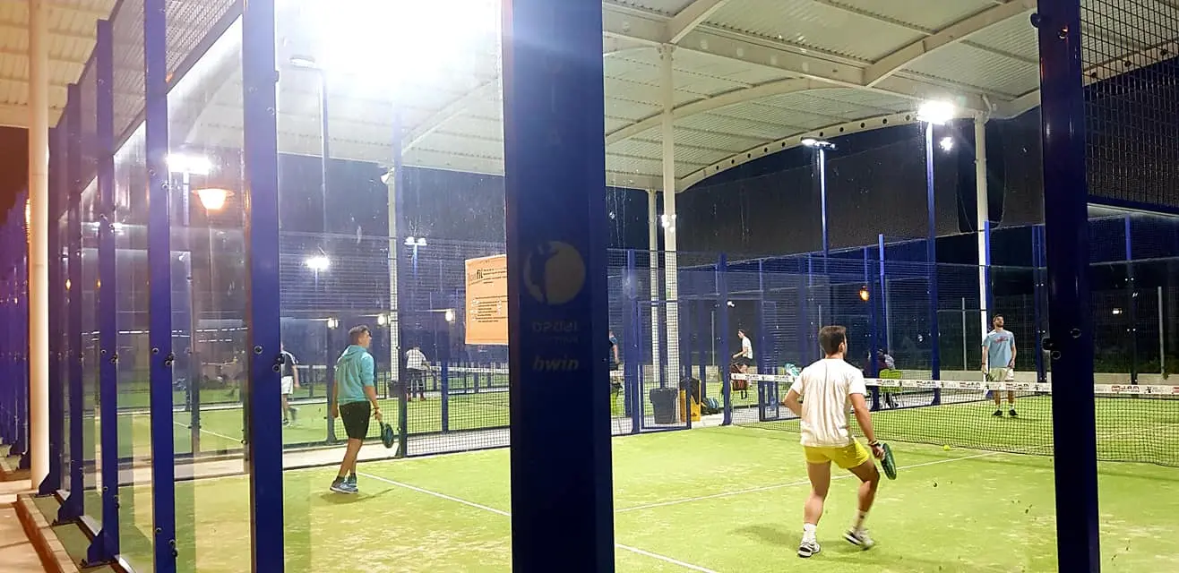 IonFit Family Wellness Pádel — instalación deportiva