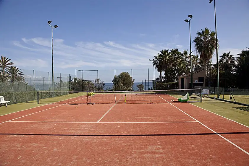 Deuce Racket Club — instalación deportiva