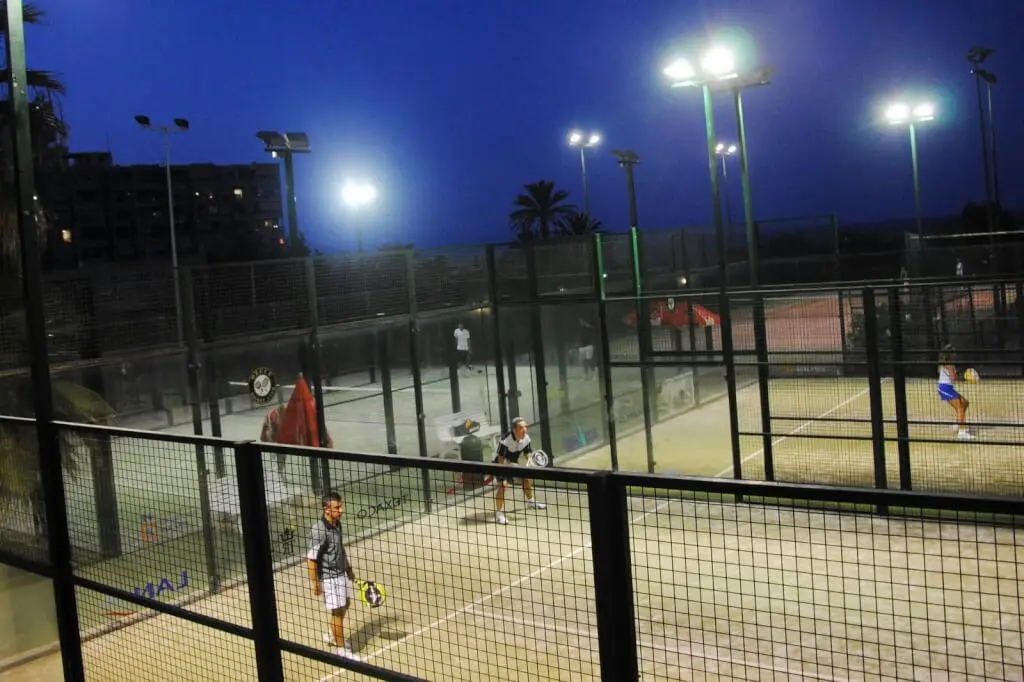 Deuce Racket Club — instalación deportiva